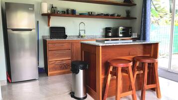 Refrigerador, parrilla de estufa, cafetera y tetera y tostadora