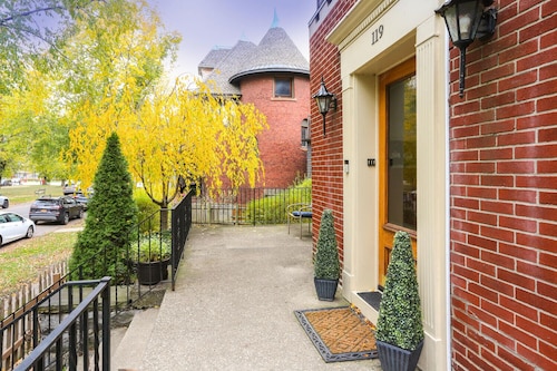 Lovely  2 Bdrm Apartment on Bidwell Pkwy off Elmwood - 2nd Floor