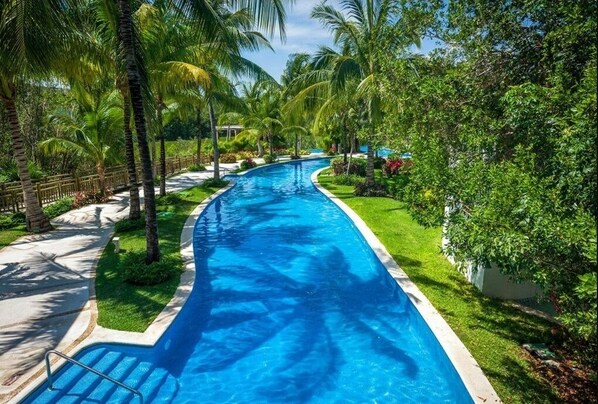 A heated pool - THE BLISS OF VIDANTA RESORT (Cancún)