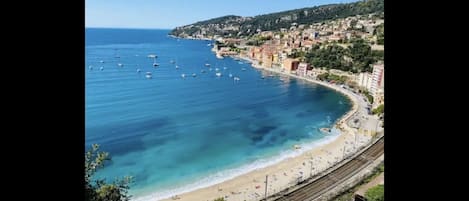 Una playa cerca, sillas reclinables de playa