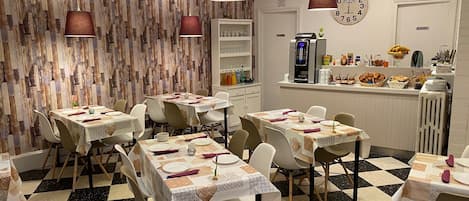 Päivittäinen buffetaamiainen (9 EUR per henkilö)