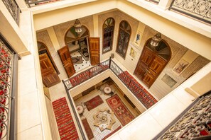 المنشأة من الداخل