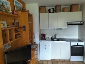 Jääkaappi, mikroaaltouuni, uuni, liesi