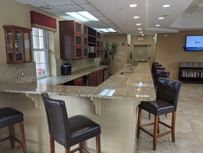 Kylskåp, mikrovågsugn, ugn och spishäll