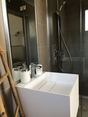 Dusche, Haartrockner, Handtücher, Toilettenpapier