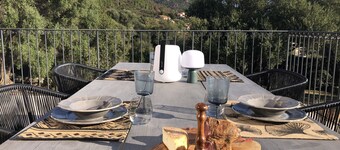 Detached & air-conditioned villa. Swimming pool. Garden with trees. Close to beaches