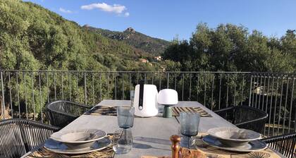 Detached & air-conditioned villa. Swimming pool. Garden with trees. Close to beaches