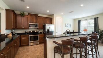 Kylskåp, mikrovågsugn, ugn och spishäll