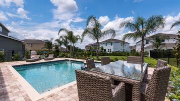 Utomhuspool och uppvärmd pool