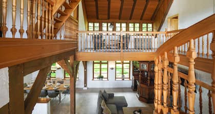 Peace and quiet under thatched roof with sauna, whirlpool and fireplace