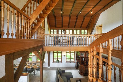 Peace and quiet under thatched roof with sauna, whirlpool and fireplace