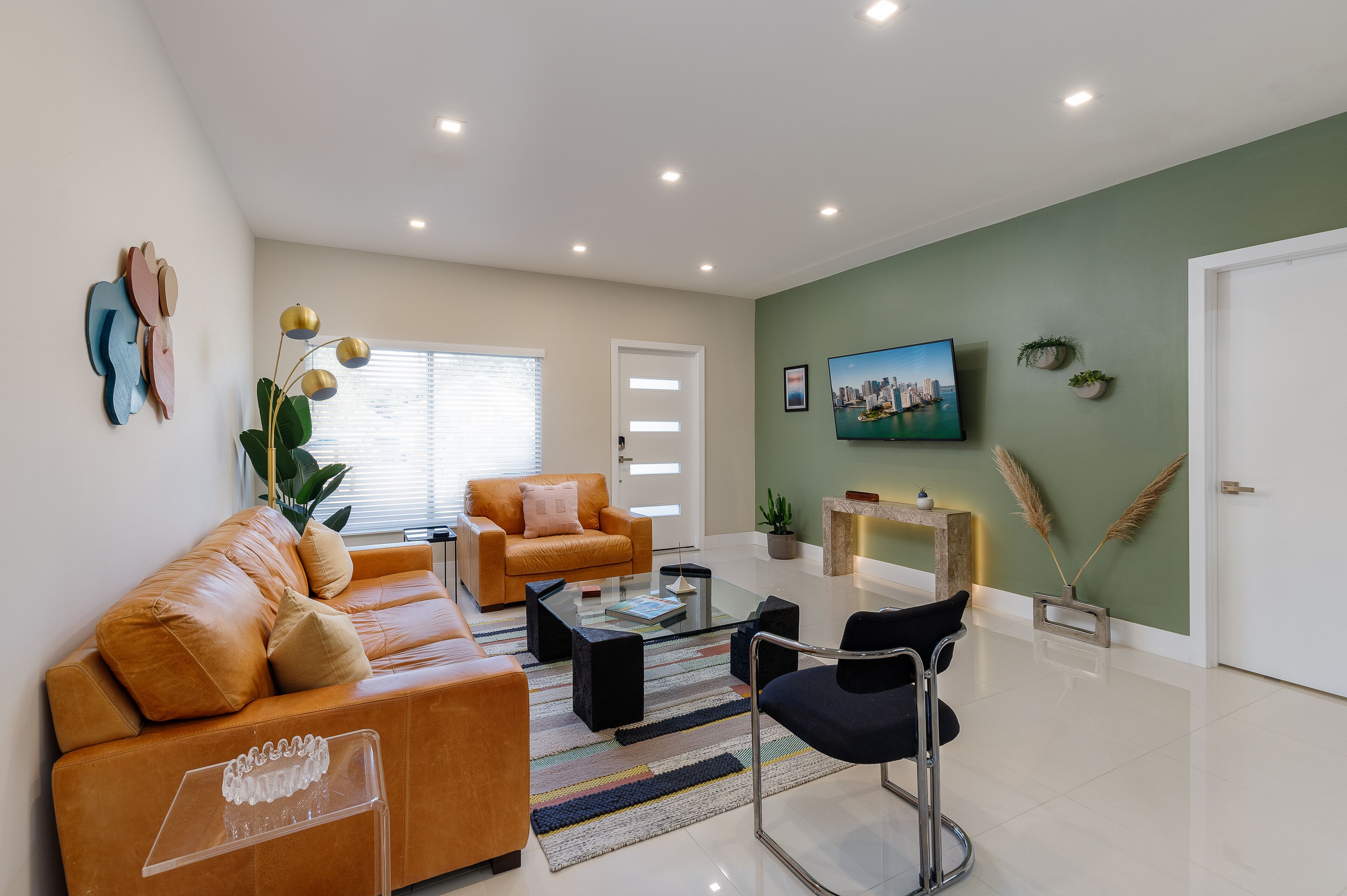 Stylish 4 Bedroom House w/ Free Parking