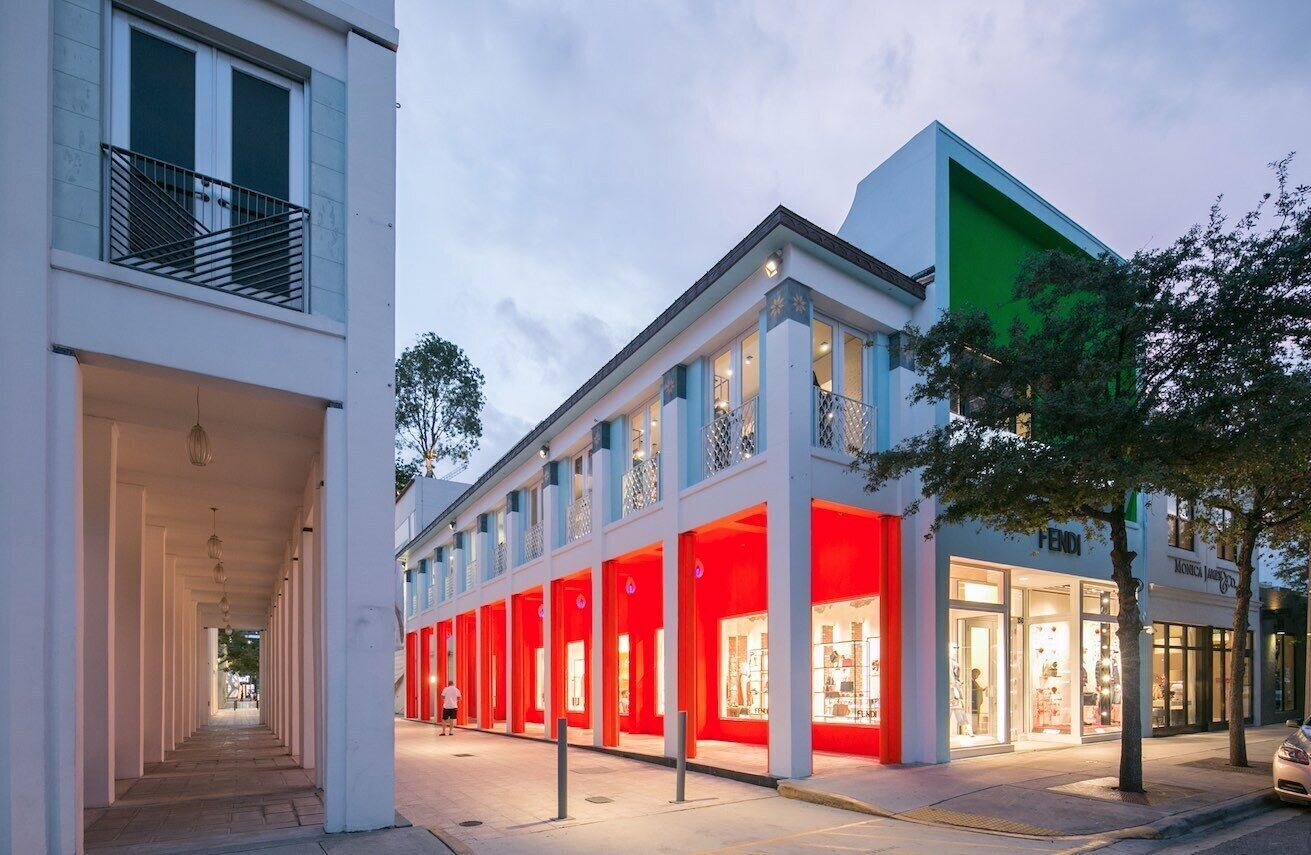 Ein modernes Gebäude mit heller Fassade und gro ßen Fenstern.