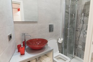 Een douche, een haardroger, een bidet, handdoeken