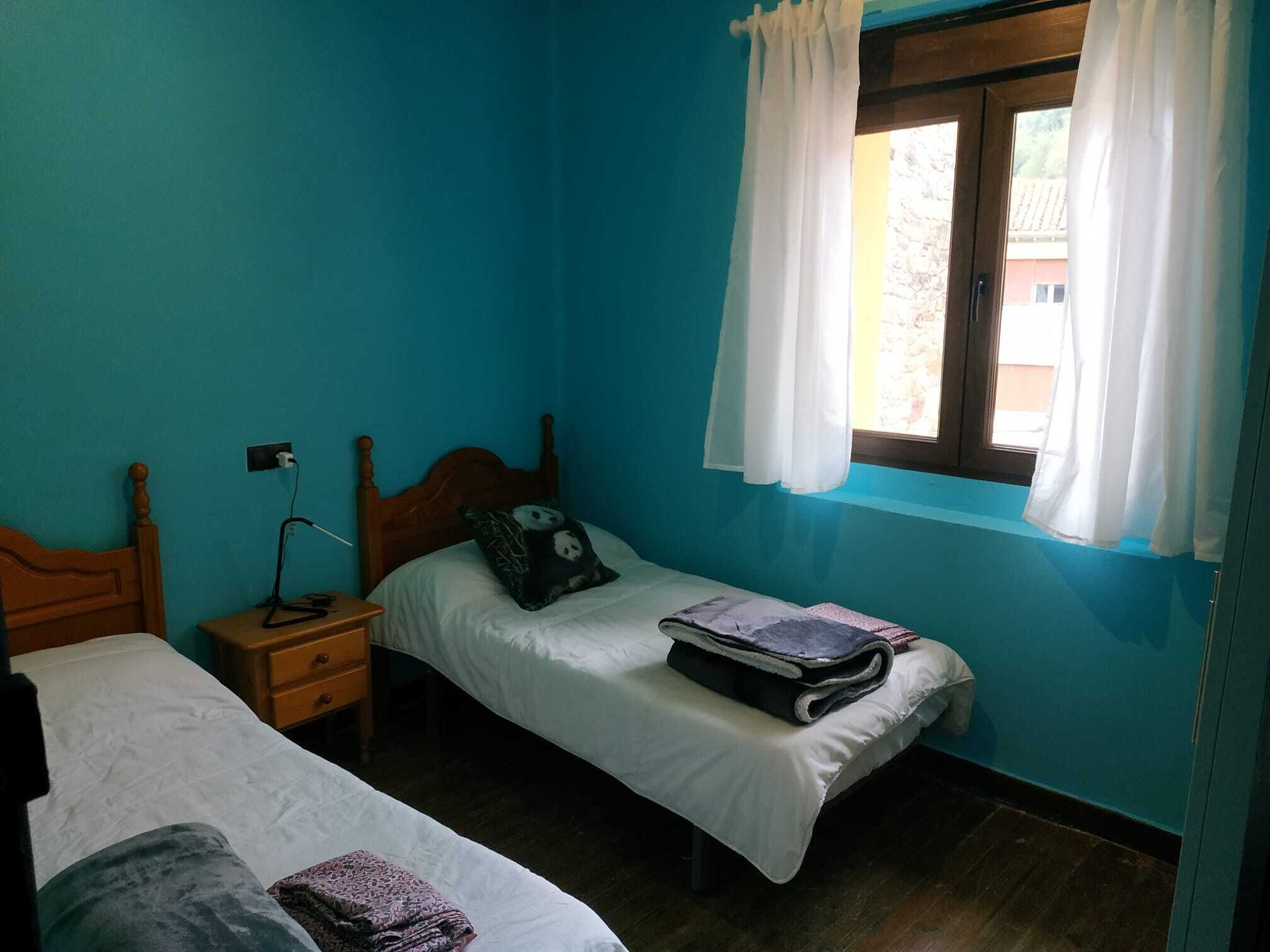 3 bedrooms, desk, bed sheets