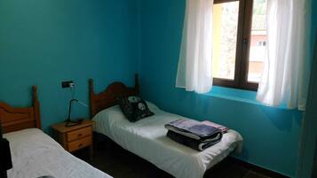 3 bedrooms, desk, bed sheets