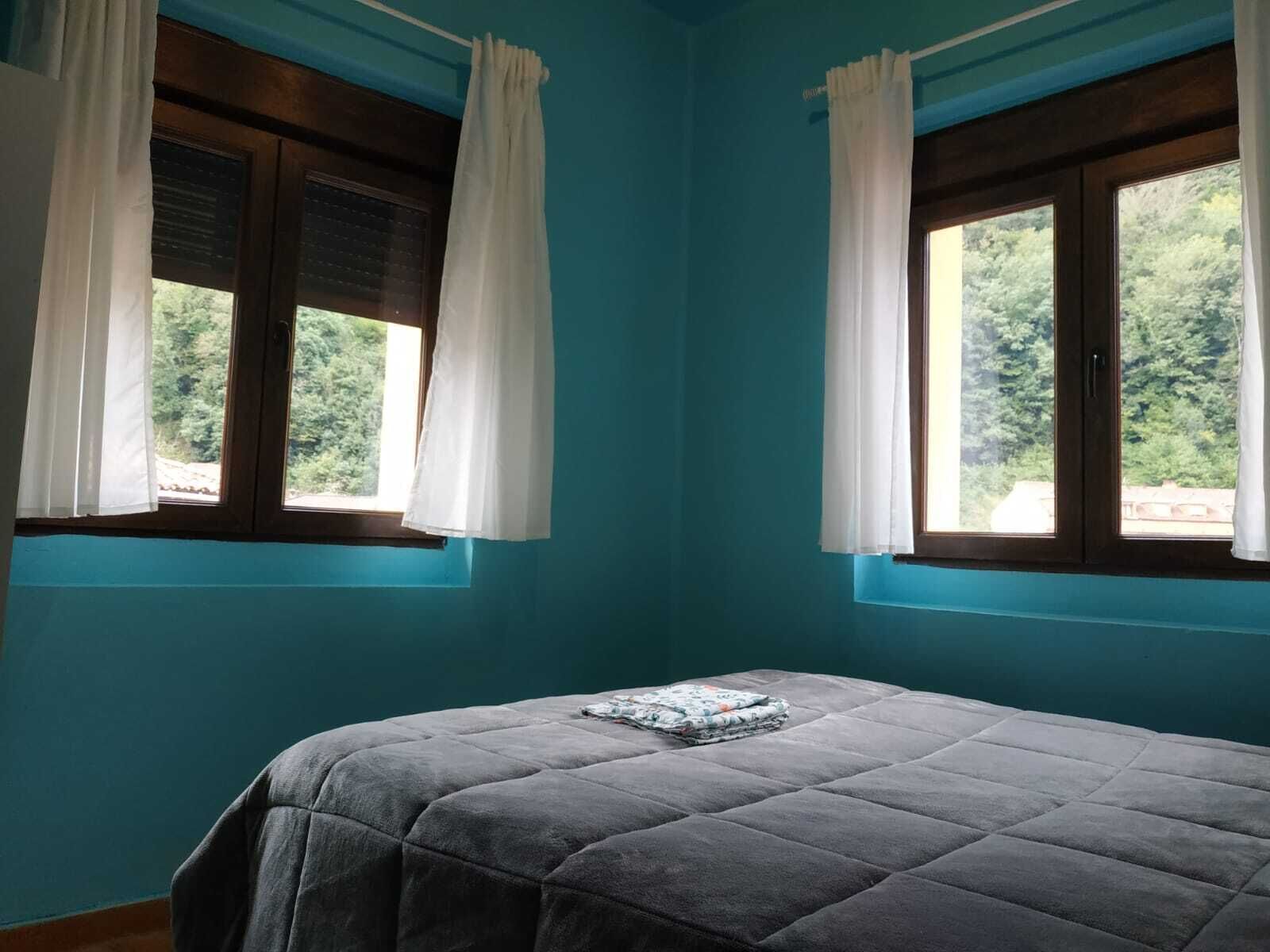 3 habitaciones, escritorio y ropa de cama 