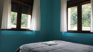 3 bedrooms, desk, bed sheets