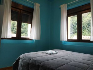 3 間睡房、書桌、床單