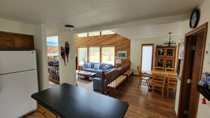 TV, caminetto, videogiochi, lettore DVD