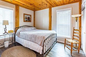 3 bedrooms, free WiFi, bed sheets - Spacious House on the Water - Lake Cumberland (Monticello)