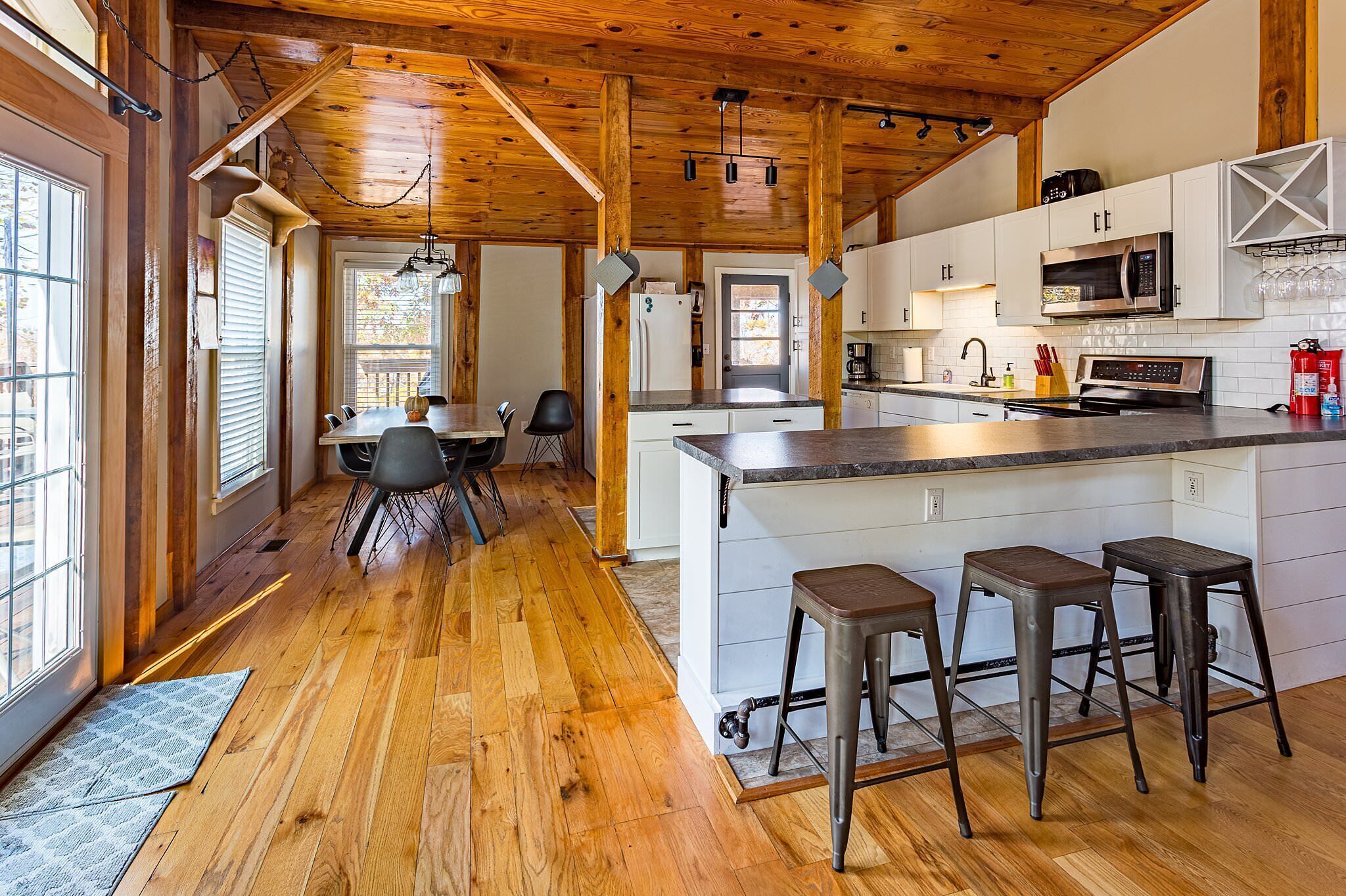 冷蔵庫、電子レンジ、オーブン、コンロ