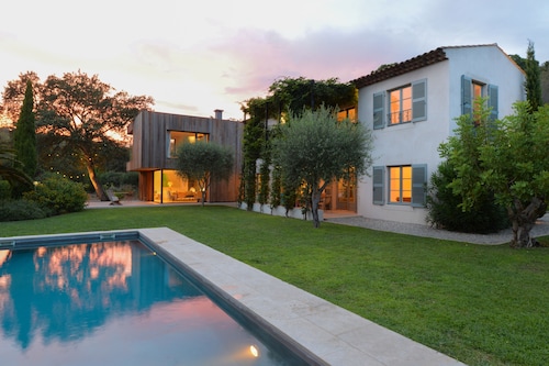 MAGNIFIQUE VILLA CONTEMPORAINE - A PIED DE LA PLAGE DE GIGARO 