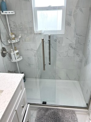 Tina con regadera, secadora de cabello, bidet, toallas 