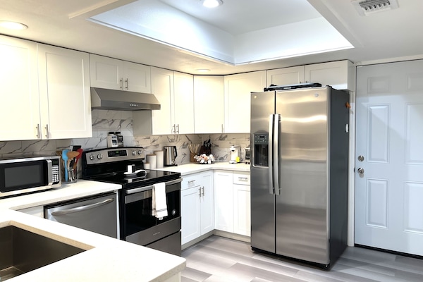 Een koelkast, een microgolfoven, een oven, een kookplaat