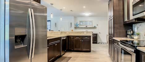 Køleskab, mikrobølgeovn, ovn, kogeplade