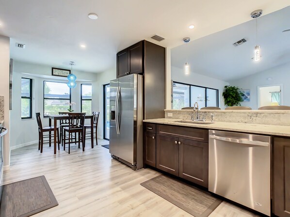 Réfrigérateur, micro-ondes, four, plaque de cuisson