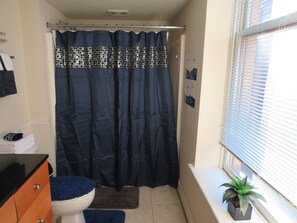 Ducha y bañera combinadas, secador de pelo, toallas y jabón