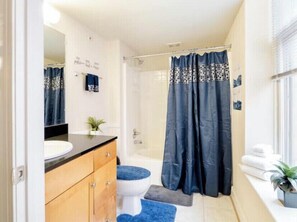 Ducha y bañera combinadas, secador de pelo, toallas y jabón