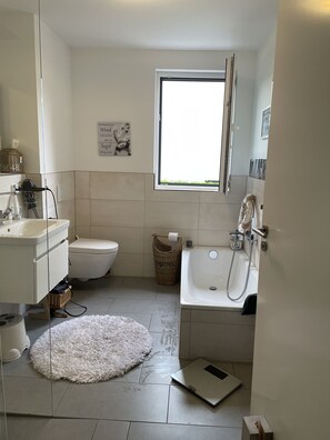 Badewanne, Haartrockner, Handtücher