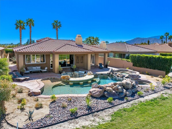A heated pool - Golf Lovers' Haven: Luxury Living in the Heart of PGA West! (La Quinta)