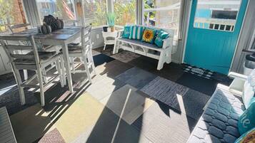 Smart-TV, DVD-spiller, bøker og filmbibliotek