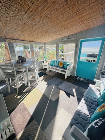 Smart TV, DVD player, books, video library. Charming Waterfront Canal Home in beautiful Old Homosassa! 5 Kayaks, Dock, Bikes