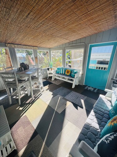 Charming Waterfront Canal Home in beautiful Old Homosassa! 5 Kayaks, Dock, Bikes