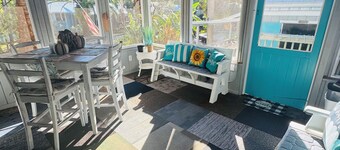 Charming Waterfront Canal Home in beautiful Old Homosassa! 5 Kayaks, Dock, Bikes