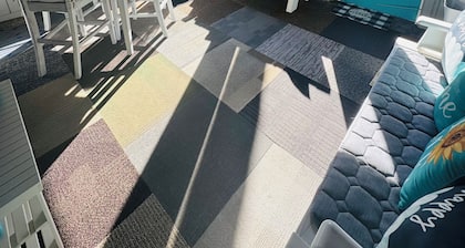 Charming Waterfront Canal Home in beautiful Old Homosassa! 5 Kayaks, Dock, Bikes