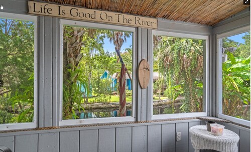 Charming Waterfront Canal Home in beautiful Old Homosassa! 5 Kayaks, Dock, Bikes