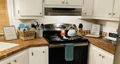 Charming Waterfront Canal Home in beautiful Old Homosassa! 5 Kayaks, Dock, Bikes