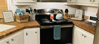 Charming Waterfront Canal Home in beautiful Old Homosassa! 5 Kayaks, Dock, Bikes