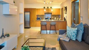 A modern apartment with a kitchen, living room, and a dining area. - Modern & Cozy place w/pool & Parking in Downtown (Santo Domingo)