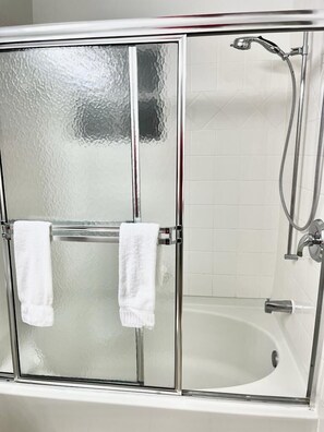 Combined shower/bathtub, hair dryer, bidet, towels - It is located 15 minutes from Disney (Kissimme)