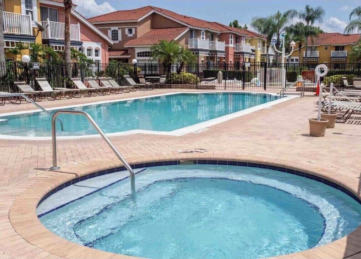 Una piscina al aire libre