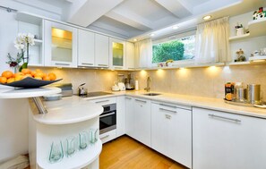 Kjøleskap, ovn, kokeplater og oppvaskmaskin