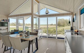 Frigorífico, placa de cocina y cafetera o tetera