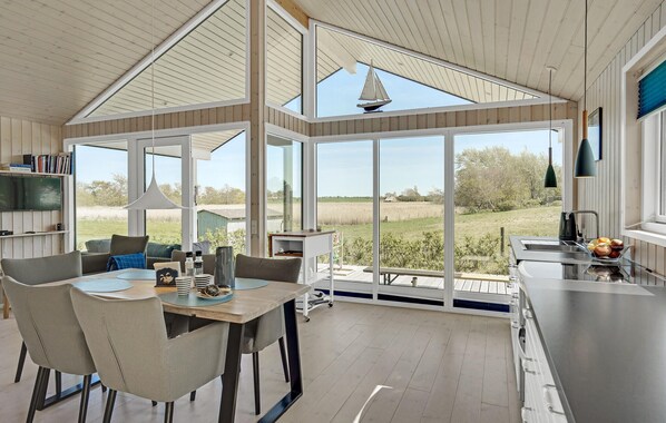 ثلاجة، موقد طهي مسطح، ماكينة لصنع القهوة/الشاي