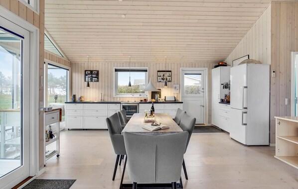 Køleskab, kogeplade, kaffe-/temaskine